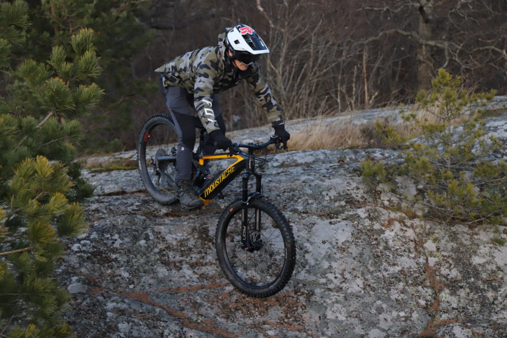 Mountainbike cyklar nerför klippa