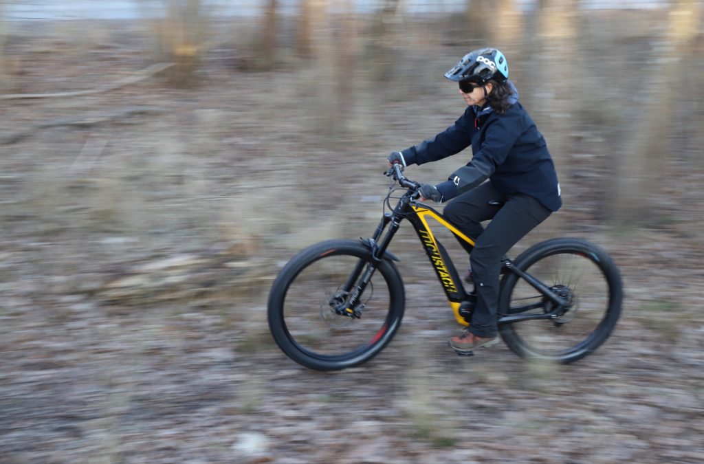 Mountainbiker cyklar genom skog