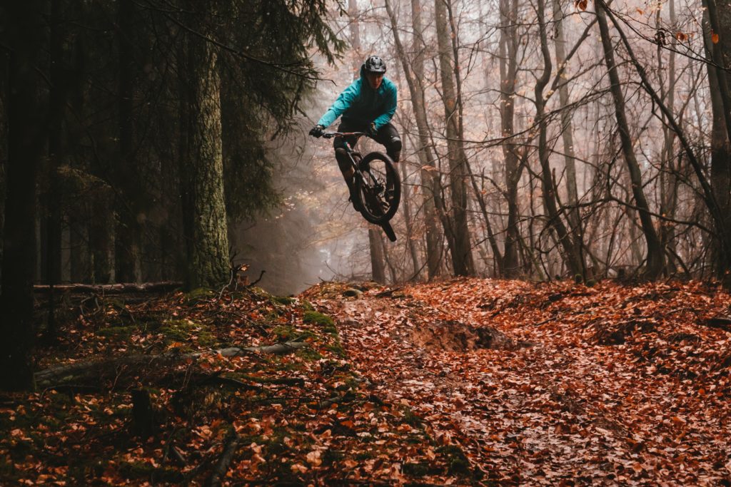 Mountainbiker hoppar med rätt tryck