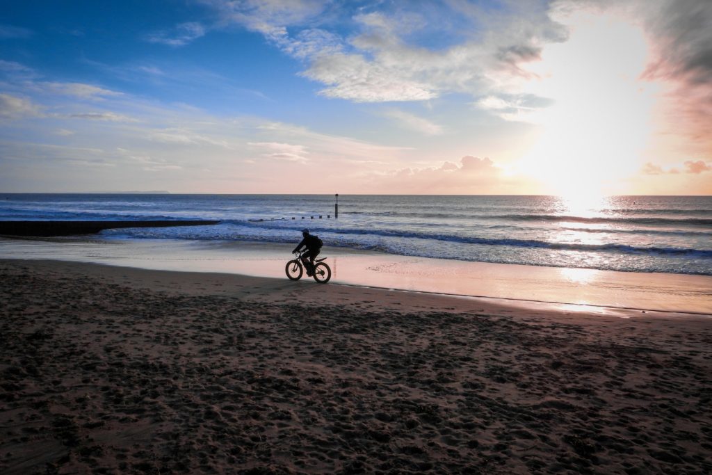 cykling på sandstranden