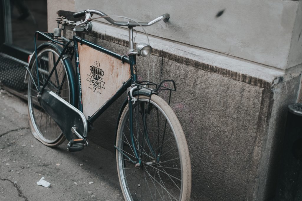 gammal cykel med punktering