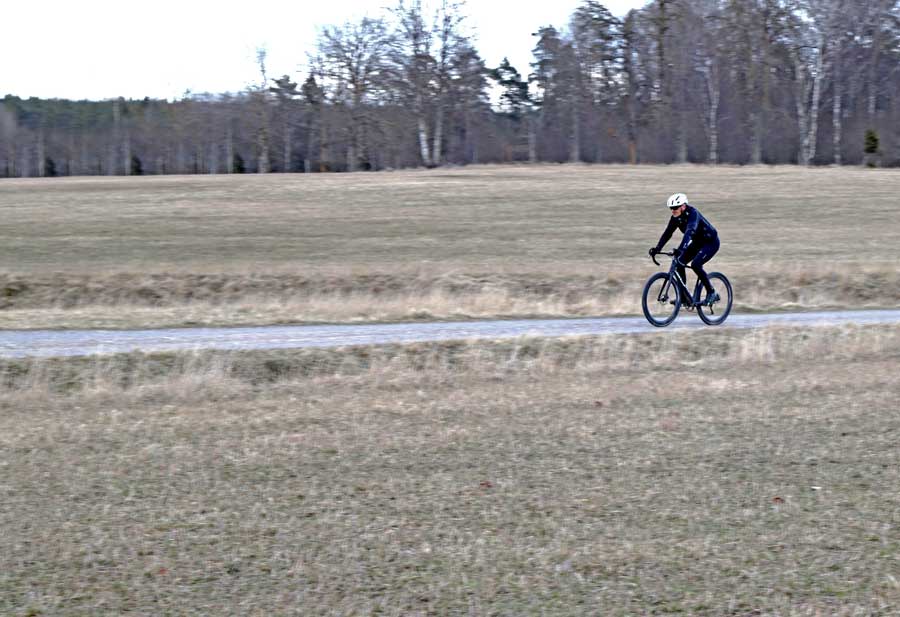 Pendling på gravelbike över ängarna