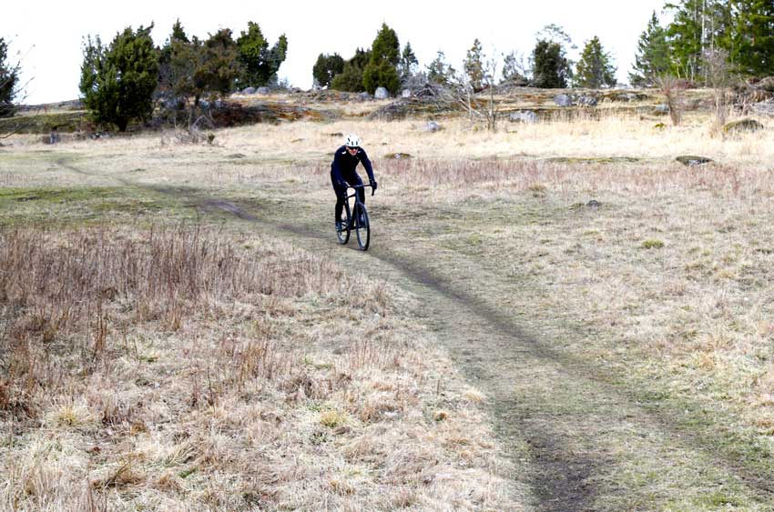 cyklist på stig