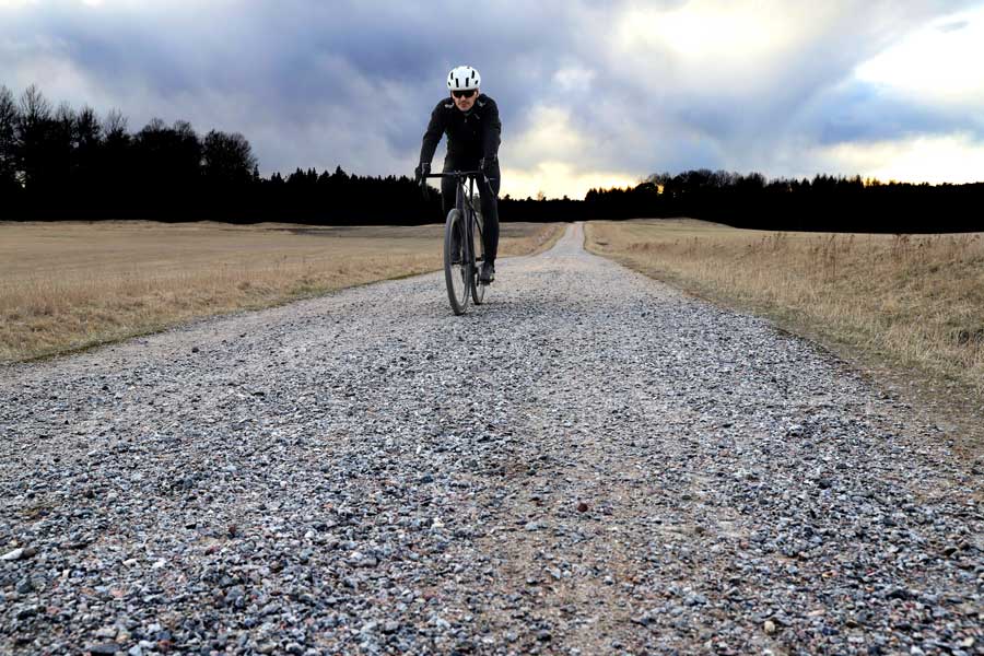 cyklist på grusväg