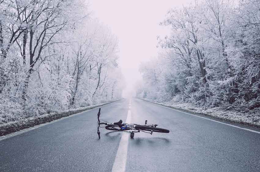 cykel på snöig väg