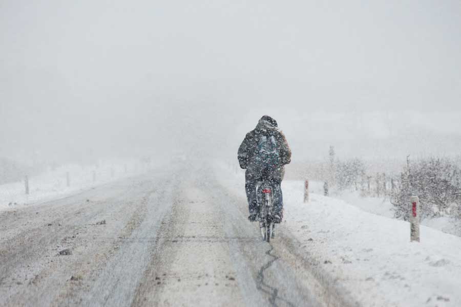 man cyklar i snömodd