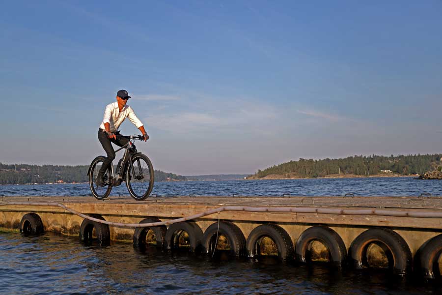 elcykel på brygga
