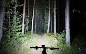 MTB-lampa lyser upp en skogsstig